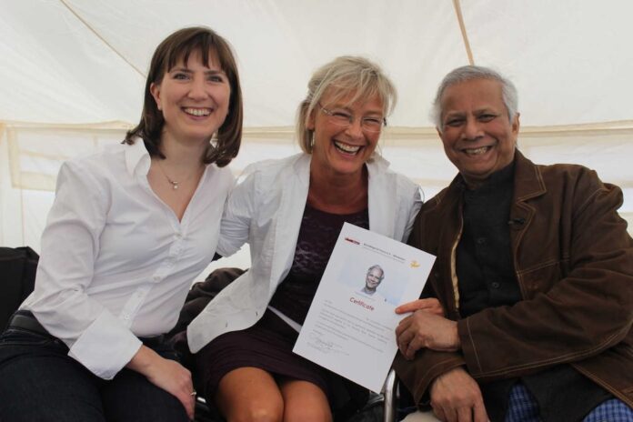 Frauen gründen in Deutschland immer häufiger Foto (v.l.n.r.) Kerstin Rücker, Gabriele Möhlke Vorstandsvorsitzende Berufswege für Frauen & Social Business Woman e.V., Prof. Mohamed Yunus, Friedensnobelpreisträger.
