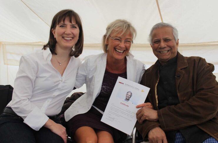 Frauen gründen in Deutschland immer häufiger Foto (v.l.n.r.) Kerstin Rücker, Gabriele Möhlke Vorstandsvorsitzende Berufswege für Frauen & Social Business Woman e.V., Prof. Mohamed Yunus, Friedensnobelpreisträger.