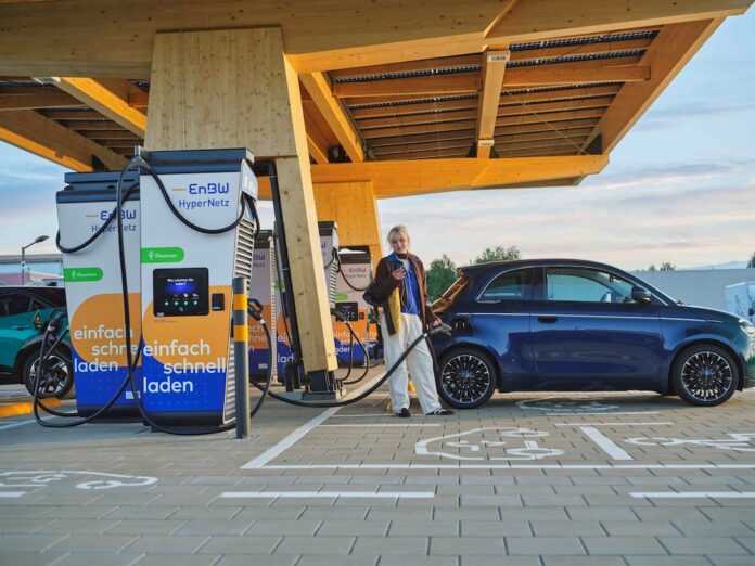 EnBW_startet_Treueprogramm EnBW collect für E-Mobilitätskund*innen mit Ladeguthaben Mit dem neuen Treueprogramm EnBW collect können E-Mobilitäts-Kund*innen der EnBW beim Laden Punkte sammeln und diese in Ladeguthaben umwandeln. Bild: EnBW