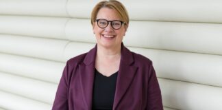 Women in Tech: „Wer sich jetzt einbringt, kann die Entwicklung aktiv mitprägen“ Technologie, KI und Frauen in Tech: Karrierechancen Julia Koch Geschäftsführerin, Expertin für Innovation und Kundenzentrierung im Banking Finanz Informatik