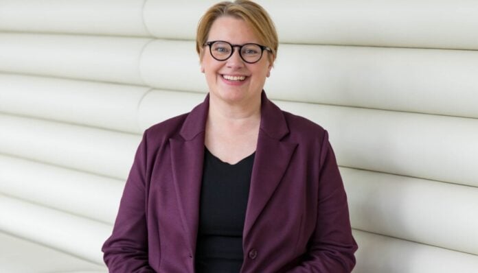 Technologie, KI und Frauen in Tech: Karrierechancen Julia Koch Geschäftsführerin, Expertin für Innovation und Kundenzentrierung im Banking Finanz Informatik