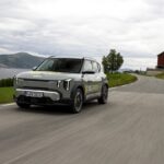 Die Kia EV2 Reichweite überzeugt im unabhängigen El Prix-Test. Das neue Elektro-SUV übertrifft seine WLTP-Angabe und erzielt Bestwerte bei Effizienz und Alltagstauglichkeit.