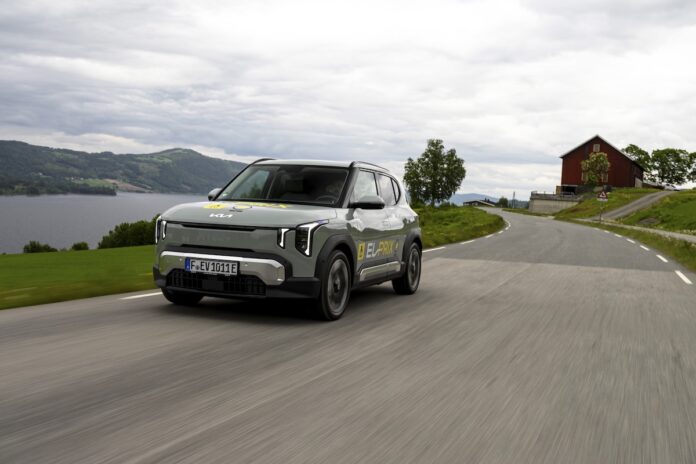 Die Kia EV2 Reichweite überzeugt im unabhängigen El Prix-Test. Das neue Elektro-SUV übertrifft seine WLTP-Angabe und erzielt Bestwerte bei Effizienz und Alltagstauglichkeit.