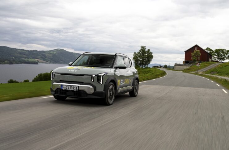 Die Kia EV2 Reichweite überzeugt im unabhängigen El Prix-Test. Das neue Elektro-SUV übertrifft seine WLTP-Angabe und erzielt Bestwerte bei Effizienz und Alltagstauglichkeit.