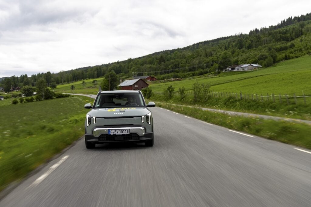 Die Kia EV2 Reichweite überzeugt im unabhängigen El Prix-Test. Das neue Elektro-SUV übertrifft seine WLTP-Angabe und erzielt Bestwerte bei Effizienz und Alltagstauglichkeit.