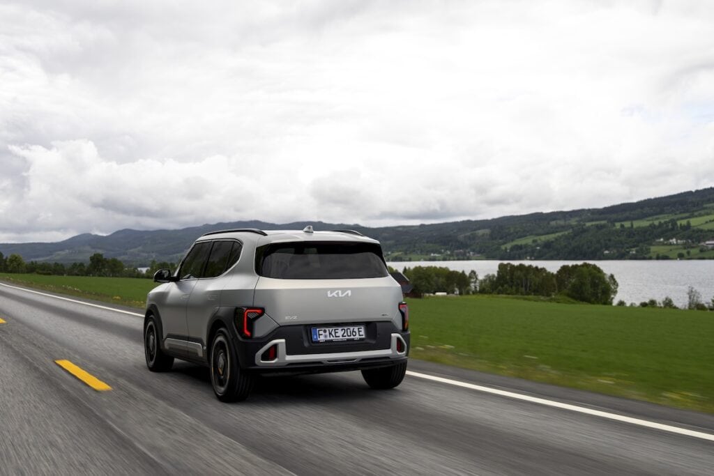 Die Kia EV2 Reichweite überzeugt im unabhängigen El Prix-Test. Das neue Elektro-SUV übertrifft seine WLTP-Angabe und erzielt Bestwerte bei Effizienz und Alltagstauglichkeit.