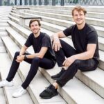 Kyrok erhält 3,1 Millionen Euro für KI-Betriebssystem in Pharma und Chemie ERP-Systeme: Kyrok bringt KI ins Supply-Chain-Management Bild Kyrok Gründer Daniel Hofinger und Lukas Bierfreund Bildcredits/ Fotograf Guido Schwarz