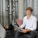 Wird Teilen zum neuen Haben? fainin Verleihapp für die Sharing Economy bei The Green Deal Show Maximilian Lehmann mit Laptop Bildcredits/Fotograf: Silvano Ballone