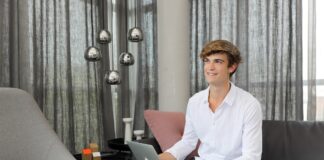 Wird Teilen zum neuen Haben? fainin Verleihapp für die Sharing Economy bei The Green Deal Show Maximilian Lehmann mit Laptop Bildcredits/Fotograf: Silvano Ballone