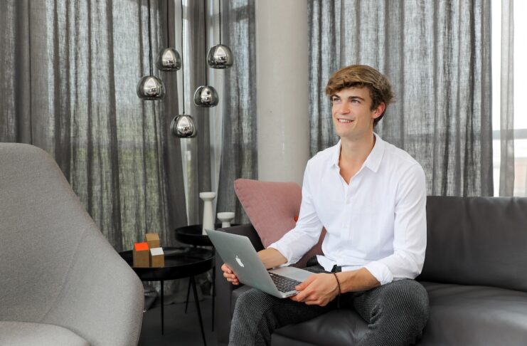 fainin Verleihapp für die Sharing Economy bei The Green Deal Show Maximilian Lehmann mit Laptop Bildcredits/Fotograf: Silvano Ballone
