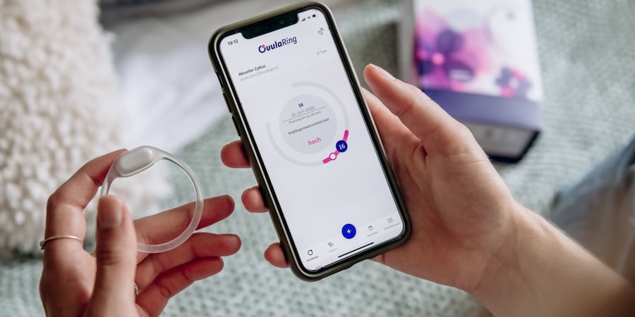 ovularing app mit produkt in der hand - OvulaRing: Zyklusdiagnostik für mehr Frauengesundheit