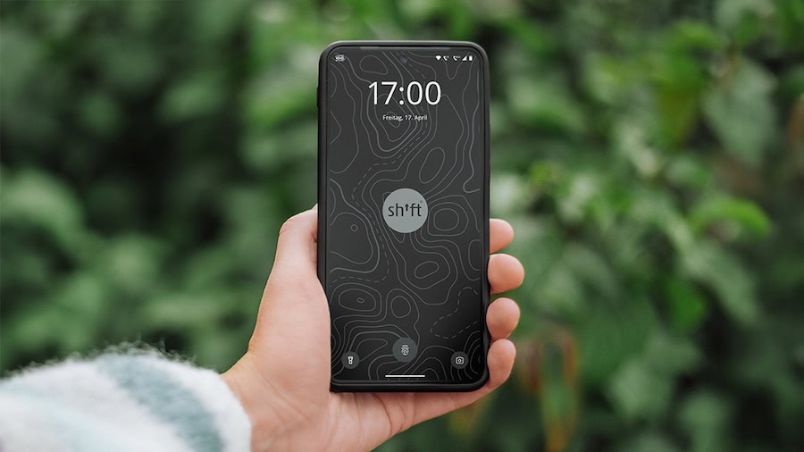 SHIFT: Smartphones, Nachhaltigkeit und The Green Deal Show smartphone in der hand