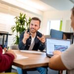 Hochschule Osnabrück stärkt Startups in der Region Hochschule Osnabrück fördert Startups Startup-Manager Leonard Gehrmeyer berät gründungsinteressierte Studierende und Mitarbeitende der Osnabrücker Hochschulen unter anderem zu ihren Geschäftsideen und Fördermöglichkeiten.