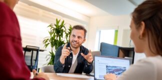Hochschule Osnabrück fördert Startups Startup-Manager Leonard Gehrmeyer berät gründungsinteressierte Studierende und Mitarbeitende der Osnabrücker Hochschulen unter anderem zu ihren Geschäftsideen und Fördermöglichkeiten.