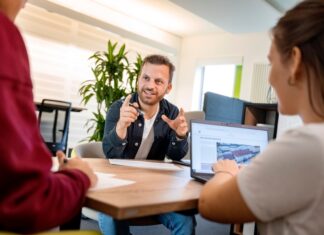 Hochschule Osnabrück fördert Startups Startup-Manager Leonard Gehrmeyer berät gründungsinteressierte Studierende und Mitarbeitende der Osnabrücker Hochschulen unter anderem zu ihren Geschäftsideen und Fördermöglichkeiten.