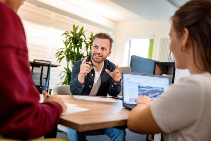 Hochschule Osnabrück fördert Startups Startup-Manager Leonard Gehrmeyer berät gründungsinteressierte Studierende und Mitarbeitende der Osnabrücker Hochschulen unter anderem zu ihren Geschäftsideen und Fördermöglichkeiten.