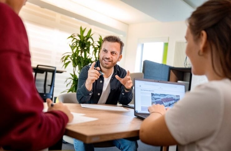 Hochschule Osnabrück fördert Startups Startup-Manager Leonard Gehrmeyer berät gründungsinteressierte Studierende und Mitarbeitende der Osnabrücker Hochschulen unter anderem zu ihren Geschäftsideen und Fördermöglichkeiten.