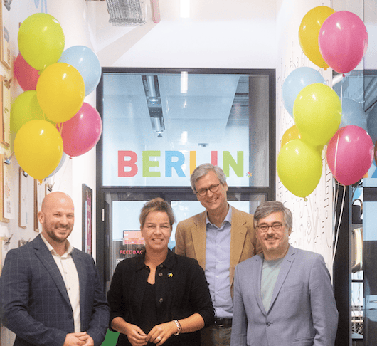 Erfolgreiche Startup Week stärkt die Region Bonn von links nach rechts: Sven Wittich (Vorstand des DIGITALHUB.DE), Mona Neubaur (Wirtschaftsministerin NRW), Dr. Hubertus Hille (Vorsitzender des Aufsichtsrats des DIGITALHUB.DE und Hauptgeschäftsführer der IHK Bonn/Rhein-Sieg) & Gabriel Kunze (Bürgermeister der Stadt Bonn) Copyright: DIGITALHUB.DE (2026)