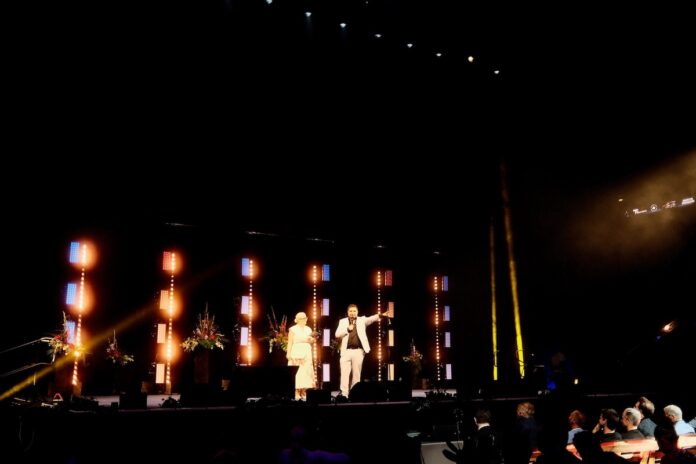 Größter Pitch: HofSync gewinnt vor über 40 Startups Die Organisatoren Beatrix und Benny Schmidt, bei der Anmoderation auf der Bühne in der Lanxess arena Bildcredits © Be a star Productions