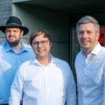 Additive Marking erhält Investment von butterfly & elephant Additive Marking: Bauteile für den Digitalen Produktpass Das Gründerteam von Additive Marking. Von links nach rechts: Philipp Alexander Bornefeld (CTO), Dr. Matthias Habdank (CEO) und Dr. Ulrich Jahnke (CEO) - Bildrechte: Additive Marking GmbH