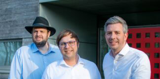 Additive Marking erhält Investment von butterfly & elephant Additive Marking: Bauteile für den Digitalen Produktpass Das Gründerteam von Additive Marking. Von links nach rechts: Philipp Alexander Bornefeld (CTO), Dr. Matthias Habdank (CEO) und Dr. Ulrich Jahnke (CEO) - Bildrechte: Additive Marking GmbH