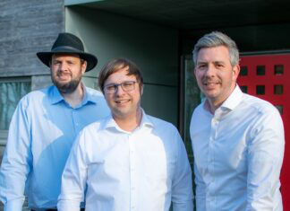 Additive Marking: Bauteile für den Digitalen Produktpass Das Gründerteam von Additive Marking. Von links nach rechts: Philipp Alexander Bornefeld (CTO), Dr. Matthias Habdank (CEO) und Dr. Ulrich Jahnke (CEO) - Bildrechte: Additive Marking GmbH