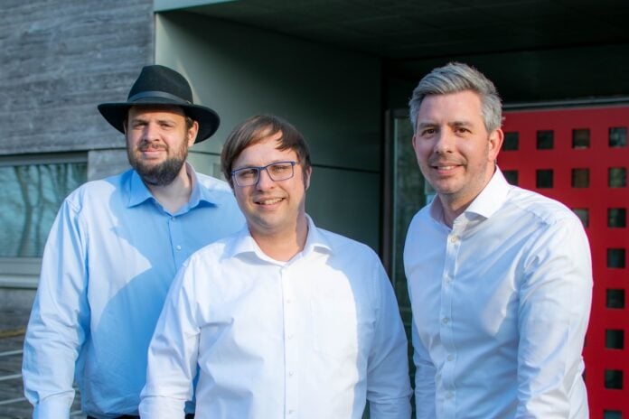 Gruenderteam_Additive_Marking Additive Marking: Bauteile für den Digitalen Produktpass Das Gründerteam von Additive Marking. Von links nach rechts: Philipp Alexander Bornefeld (CTO), Dr. Matthias Habdank (CEO) und Dr. Ulrich Jahnke (CEO) - Bildrechte: Additive Marking GmbH