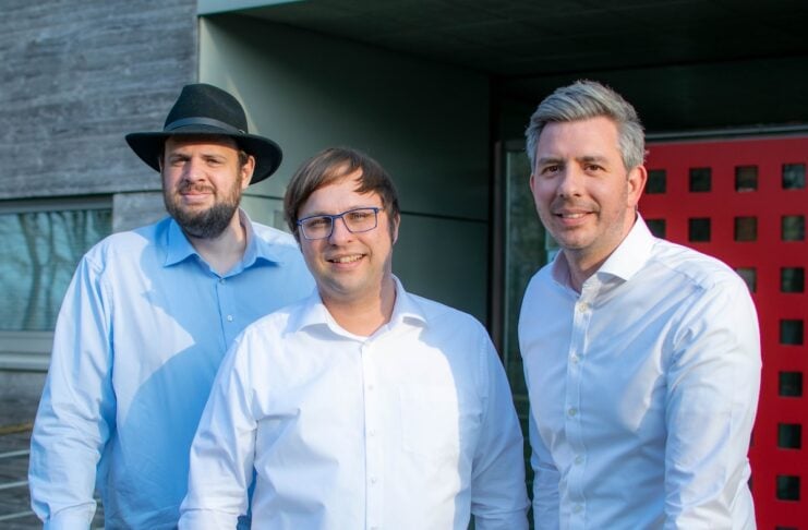 Additive Marking: Bauteile für den Digitalen Produktpass Das Gründerteam von Additive Marking. Von links nach rechts: Philipp Alexander Bornefeld (CTO), Dr. Matthias Habdank (CEO) und Dr. Ulrich Jahnke (CEO) - Bildrechte: Additive Marking GmbH