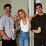 Natural Soda: Caro Daur investiert in Joony's Unternehmerin und Schauspielerin Caro Daur (Mitte) mit den Joony’s-Gründern Bijan Mashagh (l.) und Josa Rödiger (r.)