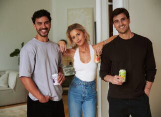 Natural Soda: Caro Daur investiert in Joony's Unternehmerin und Schauspielerin Caro Daur (Mitte) mit den Joony’s-Gründern Bijan Mashagh (l.) und Josa Rödiger (r.)