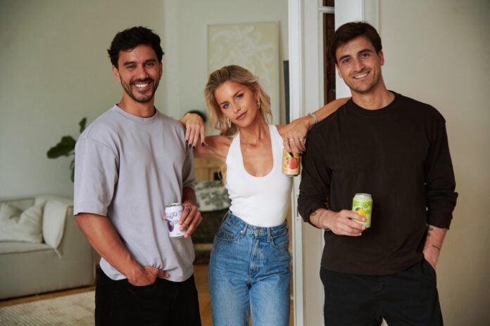 Natural Soda: Caro Daur investiert in Joony's Unternehmerin und Schauspielerin Caro Daur (Mitte) mit den Joony’s-Gründern Bijan Mashagh (l.) und Josa Rödiger (r.)