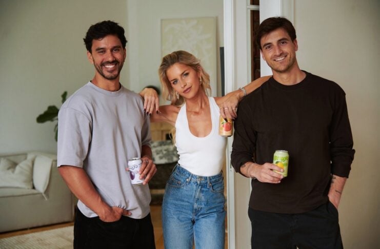 Natural Soda: Caro Daur investiert in Joony's Unternehmerin und Schauspielerin Caro Daur (Mitte) mit den Joony’s-Gründern Bijan Mashagh (l.) und Josa Rödiger (r.)