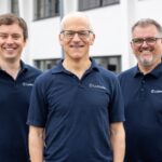 Lichtwart setzt auf GS1 Standards für Gebäudeautomation Pressefoto: Das Gründerteam von Lichtwart. Von links nach rechts: Johannes Mailänder (CMO), Jackson Bond (CSO) und Gregor Giataganas (CEO) - Bildrechte: Lichtwart GmbH