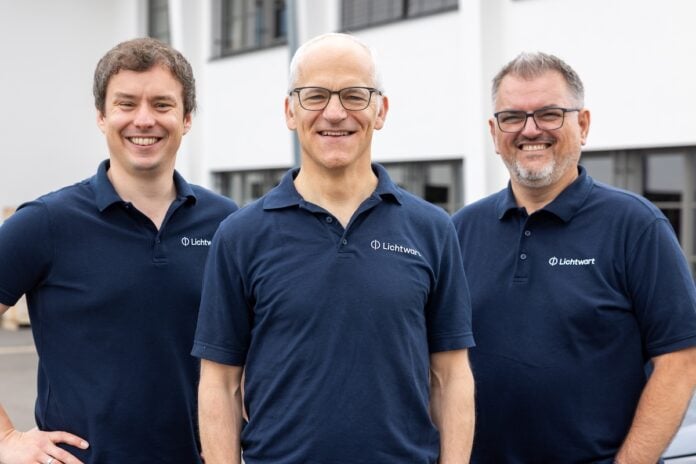 Lichtwart setzt auf GS1 Standards für Gebäudeautomation Pressefoto: Das Gründerteam von Lichtwart. Von links nach rechts: Johannes Mailänder (CMO), Jackson Bond (CSO) und Gregor Giataganas (CEO) - Bildrechte: Lichtwart GmbH