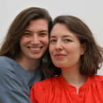 Stitcha: Strickanleitungen für modernes Stricken Teamfoto Linn Klaas und Annika Klaas Schwestern