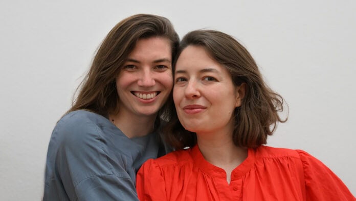 Stitcha: Strickanleitungen für modernes Stricken Teamfoto Linn Klaas und Annika Klaas Schwestern