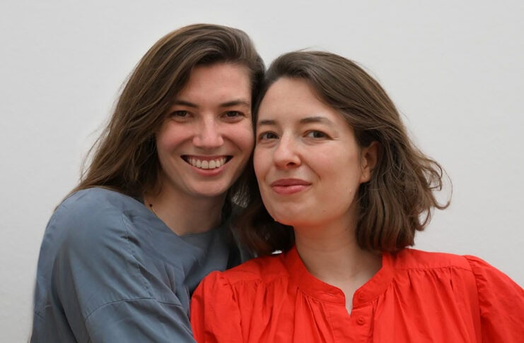 Stitcha: Strickanleitungen für modernes Stricken Teamfoto Linn Klaas und Annika Klaas Schwestern