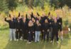 Aampere Finanzierung Das Aampere Team steht nach der erfolgreichen 4,2 Mio. Euro Finanzierung auf einer Wiese vor einer Hecke.