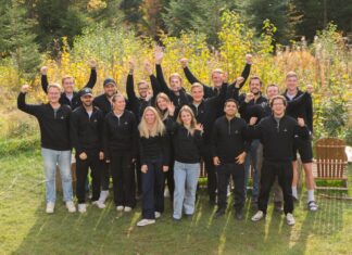 Aampere Finanzierung Das Aampere Team steht nach der erfolgreichen 4,2 Mio. Euro Finanzierung auf einer Wiese vor einer Hecke.