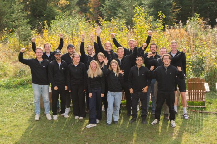 Aampere Finanzierung Teamfoto draußen Aampere Finanzierung Das Aampere Team steht nach der erfolgreichen 4,2 Mio. Euro Finanzierung auf einer Wiese vor einer Hecke.