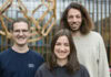 allpacka: Klappbarer Stauraum für das Fahrrad im Alltag Bild Die Gründer von allpacka (v. l. n. r.): Jonathan Vincentz, Daniela Weiß und Lukas Ludwig. Das Dresdner Start-up entwickelt mit der allpacka One eine klappbare Lastenbox für Fahrräder und E-Bikes. Bildrechte: © 2026 allpacka GmbH