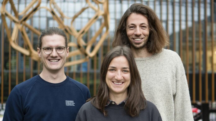 allpacka: Klappbarer Stauraum für das Fahrrad im Alltag Bild Die Gründer von allpacka (v. l. n. r.): Jonathan Vincentz, Daniela Weiß und Lukas Ludwig. Das Dresdner Start-up entwickelt mit der allpacka One eine klappbare Lastenbox für Fahrräder und E-Bikes. Bildrechte: © 2026 allpacka GmbH