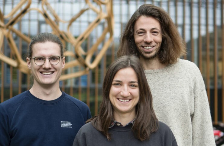 allpacka: Klappbarer Stauraum für das Fahrrad im Alltag Bild Die Gründer von allpacka (v. l. n. r.): Jonathan Vincentz, Daniela Weiß und Lukas Ludwig. Das Dresdner Start-up entwickelt mit der allpacka One eine klappbare Lastenbox für Fahrräder und E-Bikes. Bildrechte: © 2026 allpacka GmbH