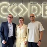 CODE Capital startet Frühphasen-Fonds für Startups der CODE University v. l. Stephan Schambach (Investor und Unternehmer), Prof. Dr. Julia Köhn (Professorin für Entrepreneurship, CODE) und Younes Ouaqasse (Investor und Unternehmer). Bild: CODE