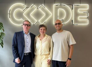CODE Capital startet Frühphasen-Fonds für Startups der CODE University v. l. Stephan Schambach (Investor und Unternehmer), Prof. Dr. Julia Köhn (Professorin für Entrepreneurship, CODE) und Younes Ouaqasse (Investor und Unternehmer). Bild: CODE
