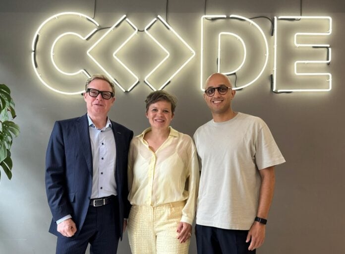 code capital CODE Capital startet Frühphasen-Fonds für Startups der CODE University v. l. Stephan Schambach (Investor und Unternehmer), Prof. Dr. Julia Köhn (Professorin für Entrepreneurship, CODE) und Younes Ouaqasse (Investor und Unternehmer). Bild: CODE
