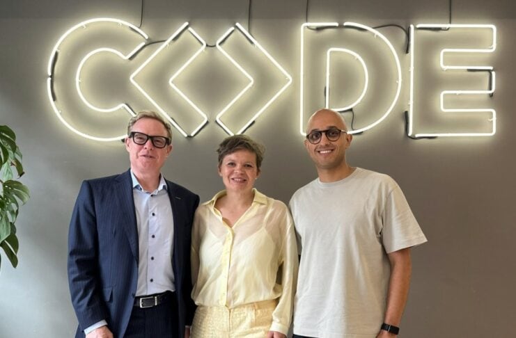 CODE Capital startet Frühphasen-Fonds für Startups der CODE University v. l. Stephan Schambach (Investor und Unternehmer), Prof. Dr. Julia Köhn (Professorin für Entrepreneurship, CODE) und Younes Ouaqasse (Investor und Unternehmer). Bild: CODE