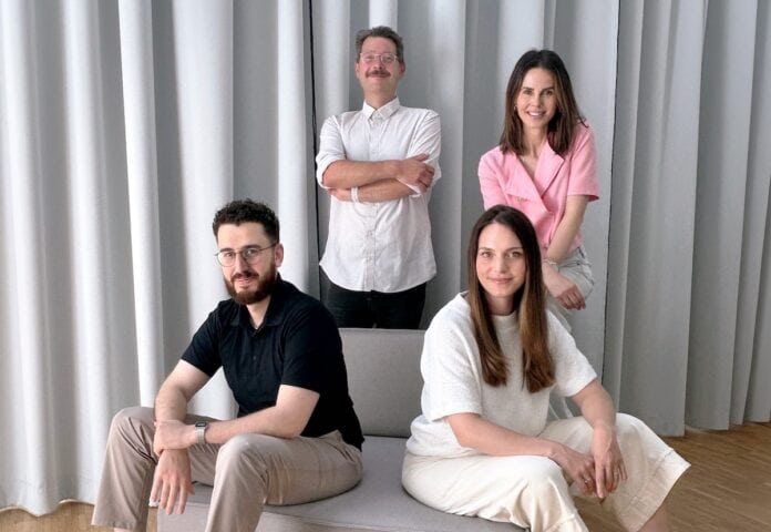 frauwenk begleitet KI Palooza für Industrie und Mittelstand Bildunterschrift (v. l. n. r.): Omer Madani (Co‑Founder KI Palooza), Alexander Becker (Chief of Storytelling & Media Strategy, frauwenk; im Hintergrund), Miriam Graf (Chief of Strategy & Client Services, Regional Director Berlin, frauwenk), Claudia Bechstein (Co‑Creator KI Palooza); Fotografin: Katharina Waterkamp