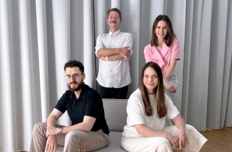 frauwenk begleitet KI Palooza für Industrie und Mittelstand Bildunterschrift (v. l. n. r.): Omer Madani (Co‑Founder KI Palooza), Alexander Becker (Chief of Storytelling & Media Strategy, frauwenk; im Hintergrund), Miriam Graf (Chief of Strategy & Client Services, Regional Director Berlin, frauwenk), Claudia Bechstein (Co‑Creator KI Palooza); Fotografin: Katharina Waterkamp
