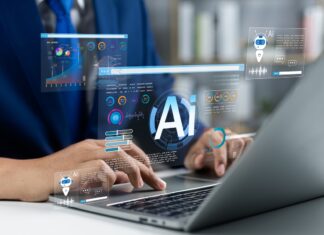 Eine junge Angestellte arbeitet fokussiert am Laptop in einem hellen Büro an einer KI-Weiterbildung der Google Summer Academy 2026.